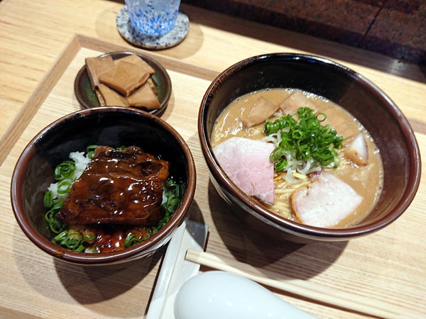 「らぁめん(並)+極太短メンマ+角煮トロめし」@中華蕎麦 とみ田の写真