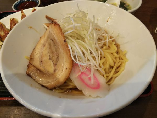 「あぶらそば　※ワカメスープ付き　＋餃子：２２０円引き㋚券」@ラーメン大学 下田店の写真