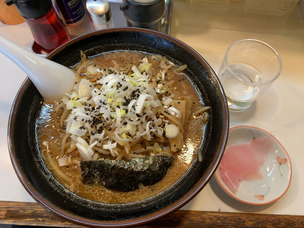 「特製ミソラーメン950円」@手もみらぁめん 十八番の写真