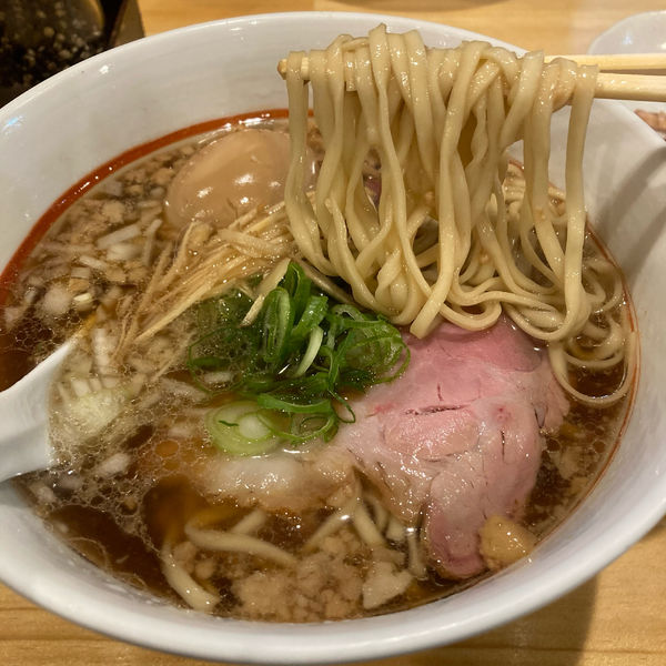 「モチ豚背脂〜麺 室井風」@川の先の上の写真