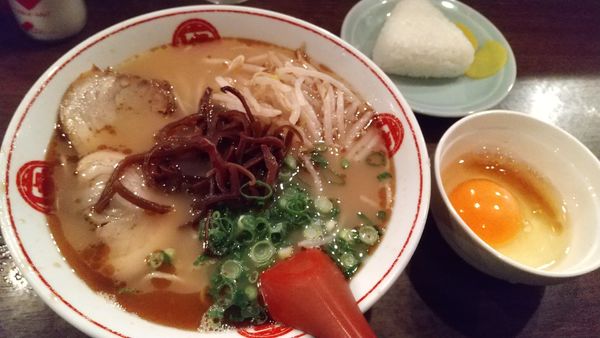 「ラーメン700円、オニギリ50円、タレ付生卵」@ラーメン 唐そば 渋谷2丁目店の写真