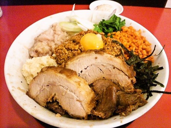 「限定 台湾まぜそば+豚1枚」@鷹の目 獨協大学前本店の写真