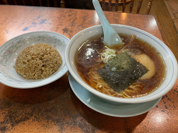 「ラーメン半チャーハン」@中華料理 栃尾の写真