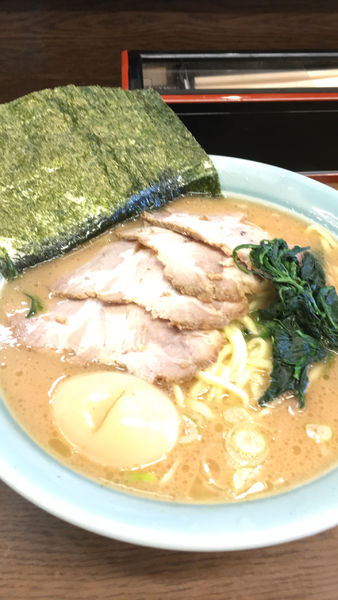 「ラーメン大盛り硬め＋全部のせ＋半ライス」@寿々㐂家の写真