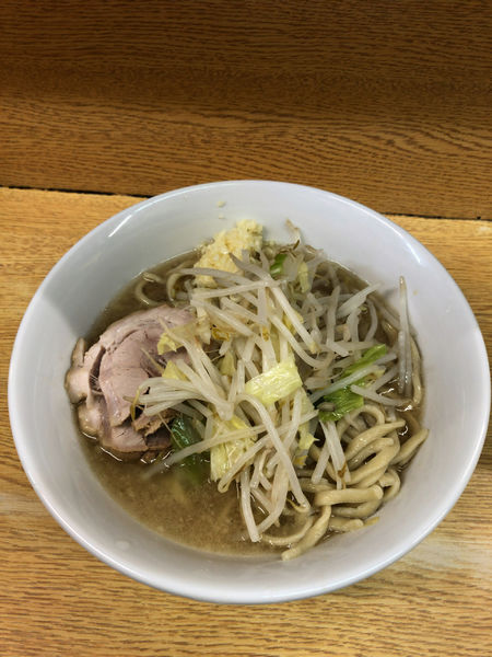 「ラーメン 780円　麺半分・ヤサイ少な目にんにくで」@ラーメン二郎 環七新新代田店の写真
