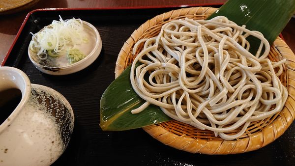 「ざるそば（十割蕎麦）小盛り：－４００円＝７００円＋消費税」@旬食酒 手打蕎麦 玉川 柏東口駅前店の写真