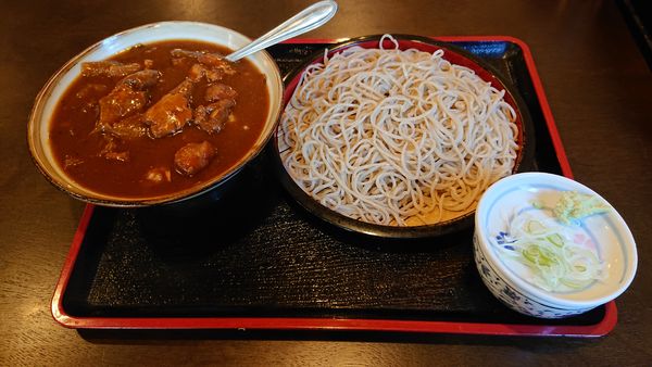 「盛りそば＋丼（カレー丼を選択）　１４３０円　※」@石臼そばの写真