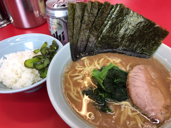 「らーめん並(硬め濃いめ多め)+のり+缶ビール 1100円」@横浜ラーメン 武蔵家 大宮店の写真