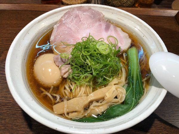 「特製醤油ラーメン」@燻製麺 燻の写真