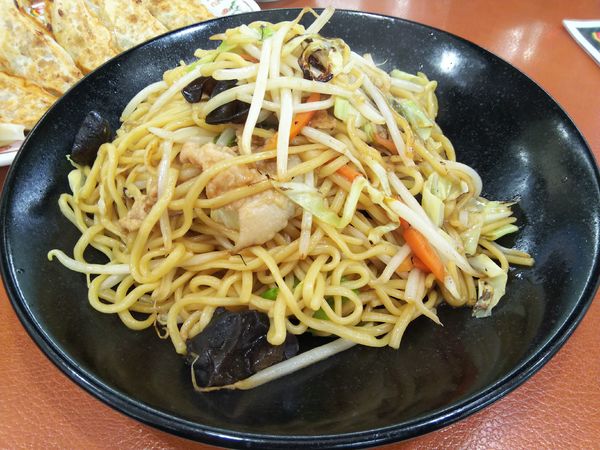 「焼きそば（醤油）　（大盛）　＋餃子２人前（１人前無料：㋚券）」@餃子の王将 諏訪店の写真