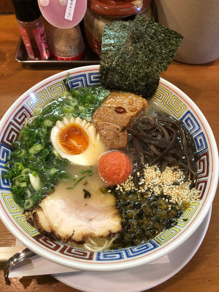 「幸せいっぱい全部のせラーメン1200円」@九州とんこつラーメン 幸福軒の写真