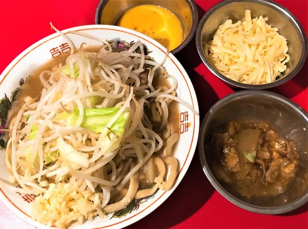 「ラーメン麺半分ニンニクアブラ＋生卵＋チーズ」@ラーメン英二の写真
