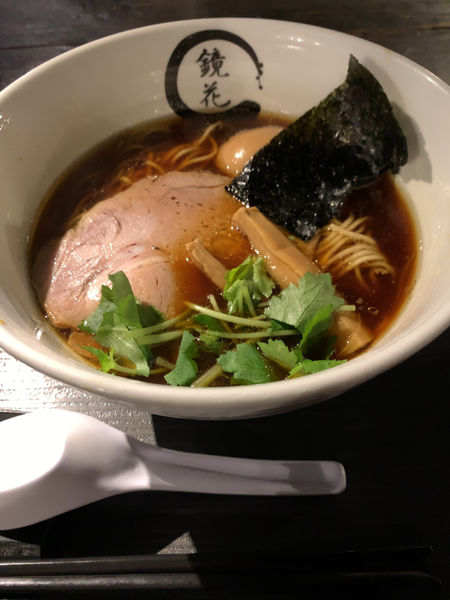 「醤油らーめん＋味玉」@らーめん愉悦処 鏡花の写真