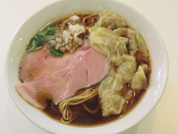 「ワンタン中華そば（950円）」@中華そば専門店 一六食堂の写真