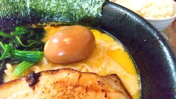 「#ラーメン #780円 #味玉 #100円 #ライス #100円」@麺家蔦重 鶴見店の写真