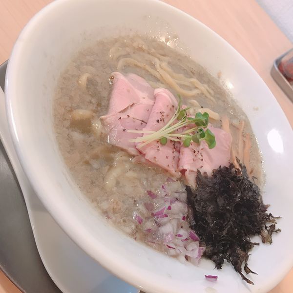 「背脂煮干し(中太平打ち麺)900円＋磯のりトピ100円」@麺屋 日出次の写真