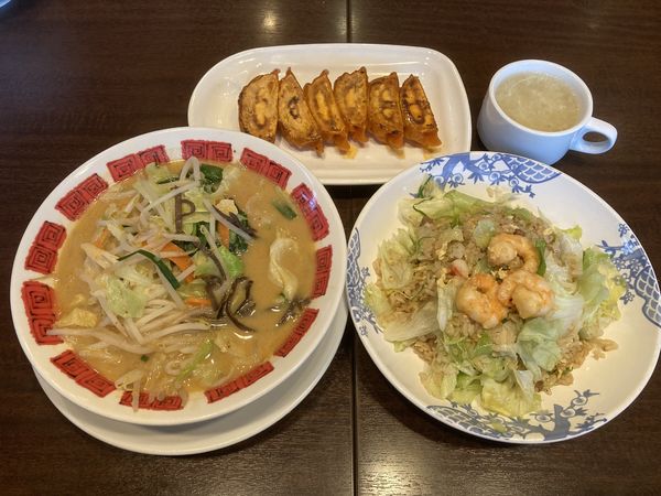 「野菜たっぷり味噌ラーメン＋海老レタスチャーハン＋赤餃子」@バーミヤン 川口東本郷店の写真