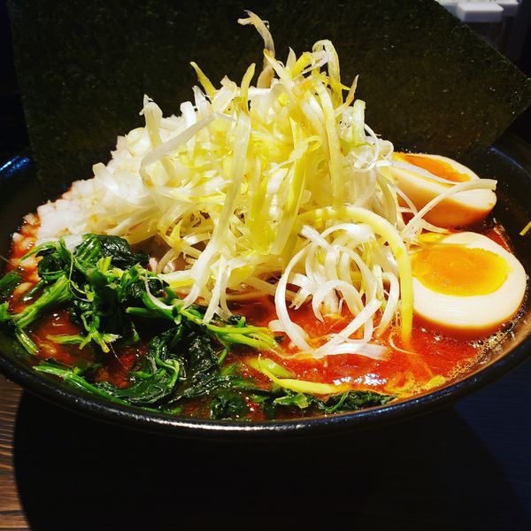 「美辛ラーメン2辛太麺＋萩原トッピング＋玉ねぎ」@ラーメン 萩原家 藤沢店の写真