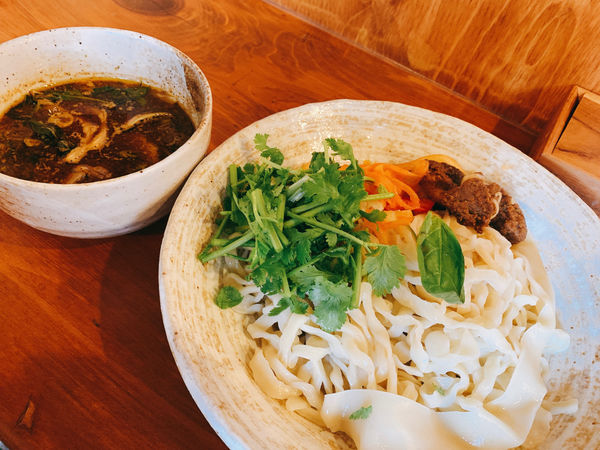 「スパイスチキンとハーブつけ麺」@口樂の写真