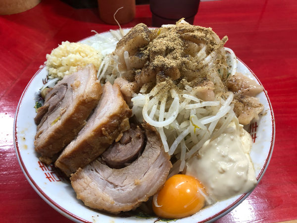 「まぜそば+豚2枚」@鷹の目 川口店の写真