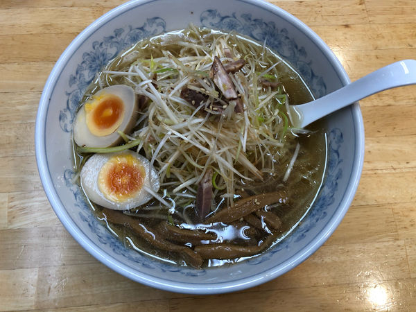 「ネギ塩ラーメン＋味玉」@ぎょうざの満洲 北浦和西口店の写真