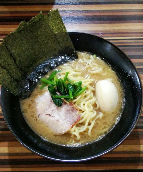 「ラーメン 700円＋味玉 100円」@ラーメン 西山家 木更津西口店の写真