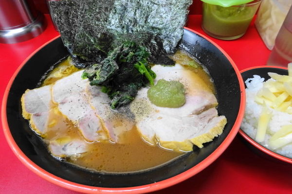 「チャーシューメン並９００円+小ライス５０円」@横濱家系ラーメン 勝鬨家の写真