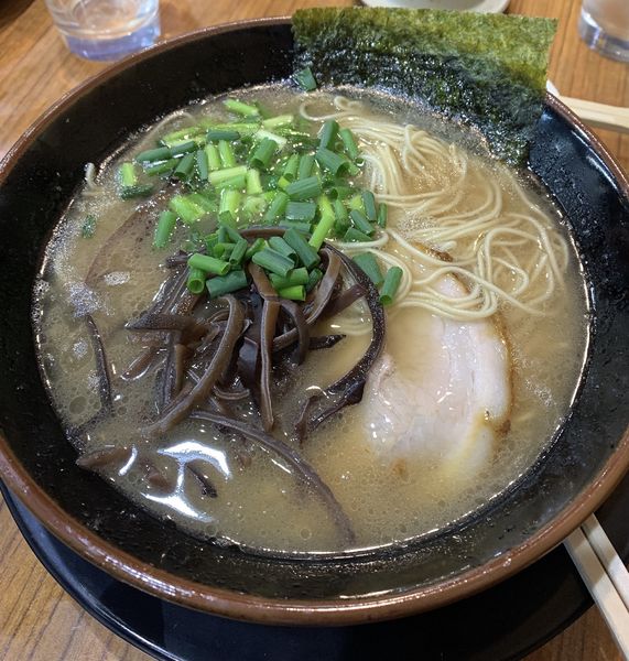 「ラーメン750円＋餃子」@博多長浜らーめん ぼたんの写真