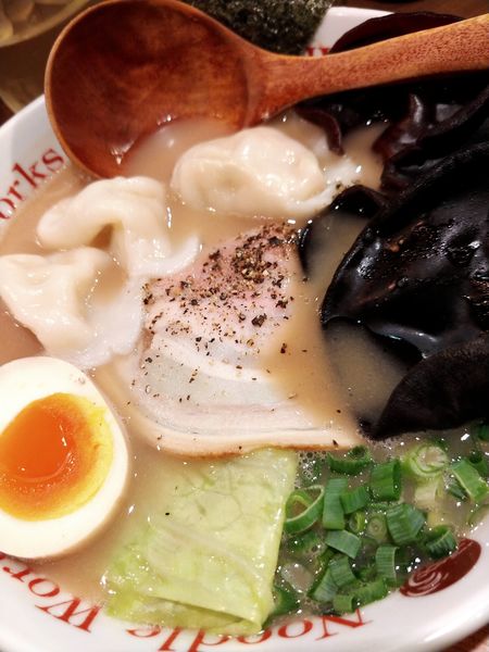 「ラーメン・しゃぶしゃぶキクラゲ＆水ぎょ～ざ増し」@Noodle Works -BALI- 藤沢店の写真