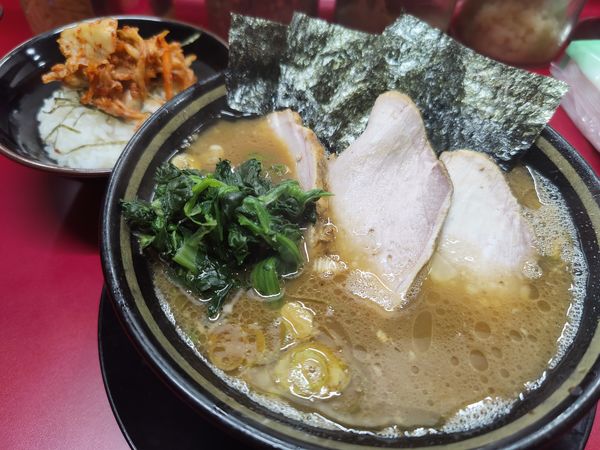 「ラーメン(チャーシュー3枚)850円＋キムチまぶし小100円」@家系ラーメン 王道家の写真