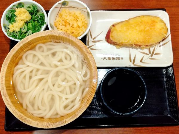 「釜揚げうどん並290円さつまいも天110円クーポン50円引き」@丸亀製麺 千葉ニュータウン中央の写真
