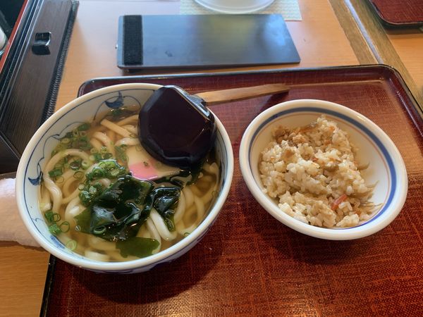 「素うどん＋かしわ飯単品」@博多うどん呑処 一㐂 台場店の写真