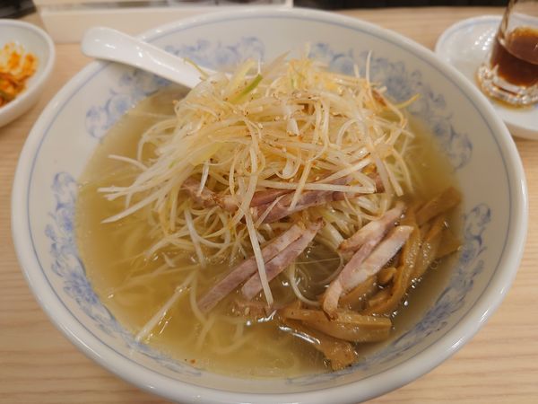 「ネギ塩ラーメン610円＋焼餃子220円＆紹興酒✖2杯」@ぎょうざの満洲 小江戸館の写真