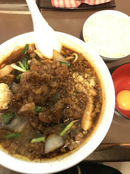 「スタ満そば、小ライス、生卵、ニンニク、生姜、背脂」@元祖スタミナ満点らーめん すず鬼の写真