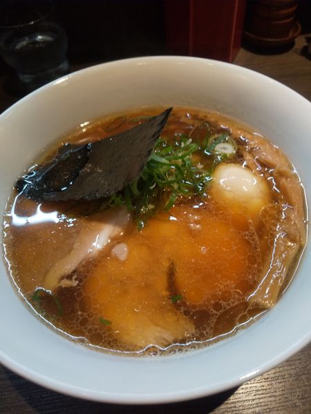 「醤油らぁ麺900円名古屋コーチン味付け玉子200円」@支那そばや 本店の写真