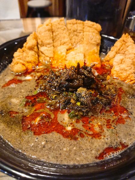 「パイコー(揚げ豚)四川担々麺～オリジナルブランド～1200円」@四川担々麺 ななつぼし 新橋店の写真