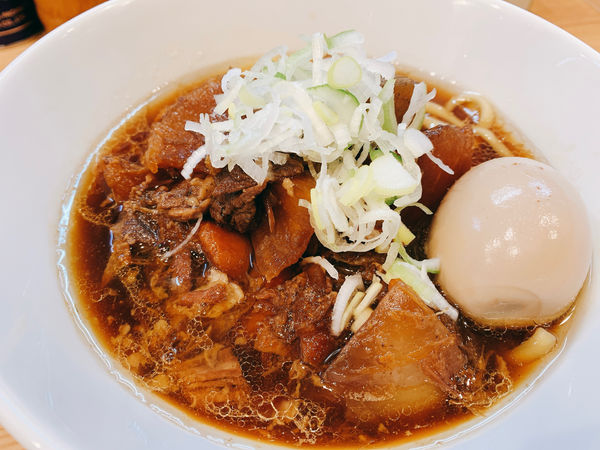 「生姜醤油麺 牛すじ煮込のっけ 味玉付」@ほっこり中華そば もつけの写真