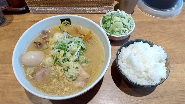 「味噌らーめん+煮たまご+ネギ（別皿）+ﾗｲｽ」@大島の写真