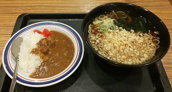 「ランチサービスセット（タヌキそば+ミニカレー）」@名代 富士そば 新小岩南口店の写真