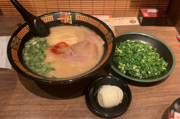 「ラーメン 青ネギ ゆで卵」@一蘭 千葉出洲港店の写真