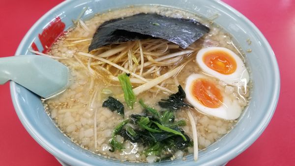 「塩ネギラーメン　味玉トッピング　背脂変更」@山岡家 松本店の写真