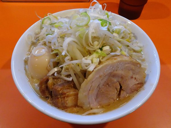 「らーめん豚一切れ（900円）＋味玉　ヤサイニンニクネギ」@ちばからの写真