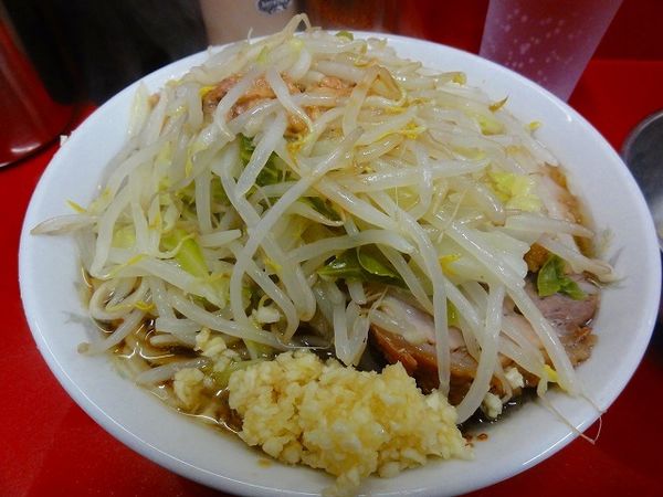 「小ラーメン700円ニンニク脂生卵」@ラーメン二郎 越谷店の写真