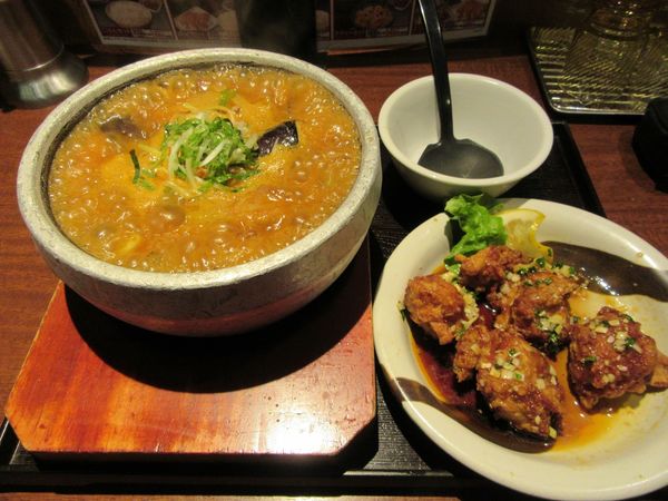「限定　石焼ナスと鶏肉の辛味噌らーめん（９２０円）＋若鶏中華」@爆裂石焼らーめん 一兆 つくば並木店の写真