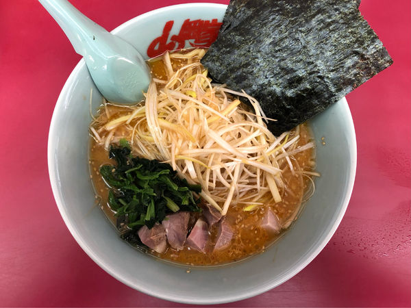 「特製味噌ネギラーメン＋コロチャーシュー（6個）」@ラーメン山岡家 ひたちなか店の写真