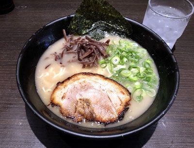 「豚骨らーめん（830円）」@とんこつらーめん俺式 純 東京ラーメンストリート店の写真