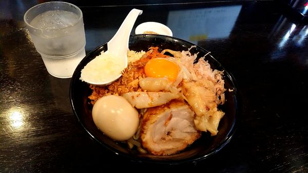 「汁なしミニ(800円＋味玉100円＋タマネギ50円))」@麺屋 豚他の写真