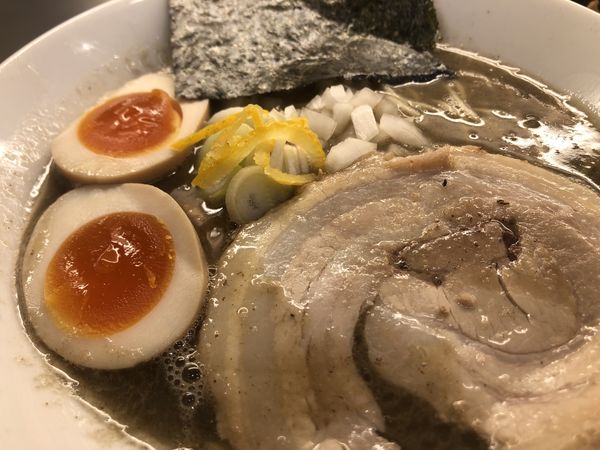 「味玉濃厚煮干し塩」@麺屋 音 柏店の写真