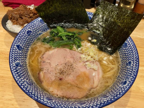 「豚骨醤油ラーメン＋肉のせごはん」@麺屋 哲翁の写真