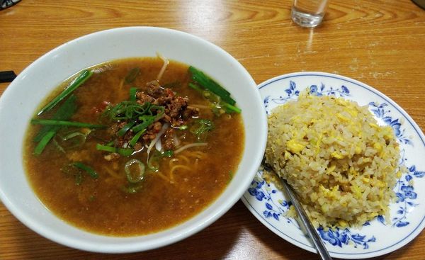「台湾味噌ラーメン＋ニンニク炒飯 970円のセット」@麗都 名和店の写真